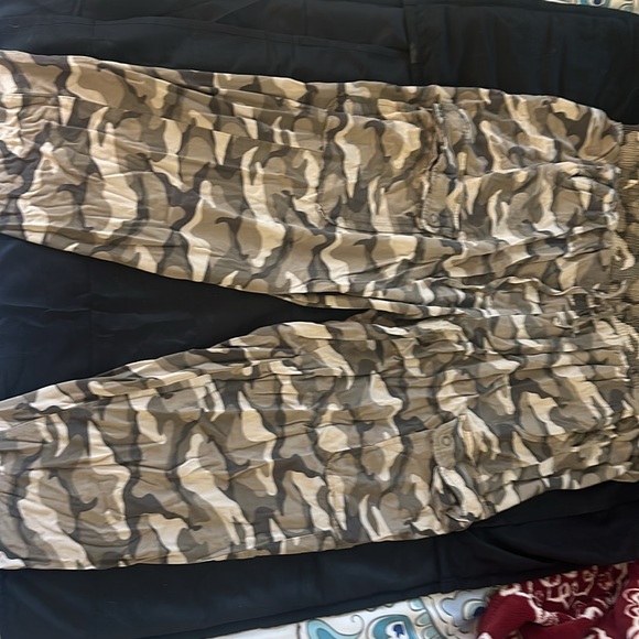 Torrid size 1 camo/cargo pants, gently used. - Picture 3 of 4
